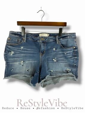 TORRID Women’s Size 18 Shorts Denim Jean Style Embroidered Floral Detailing